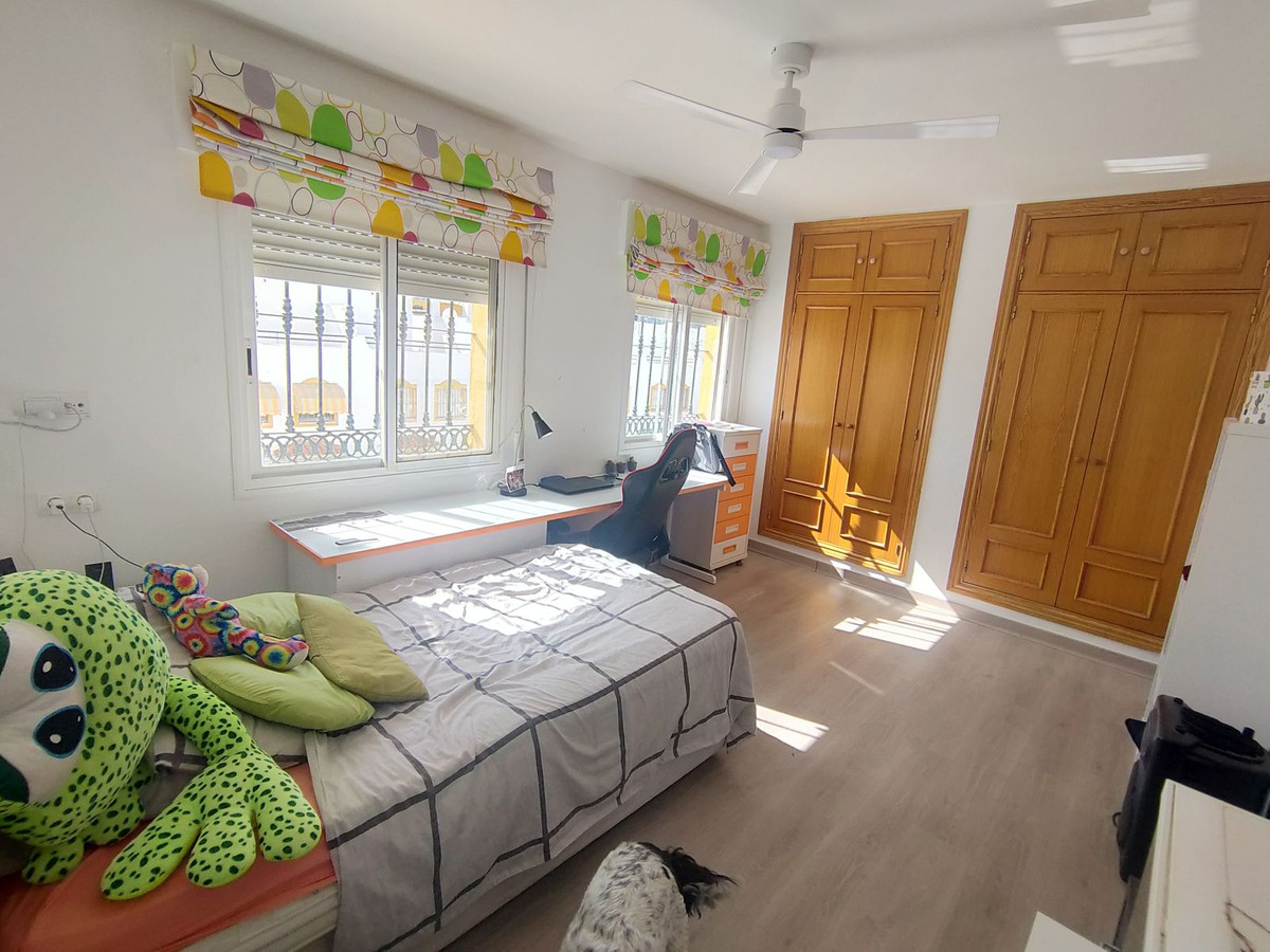 https://cdn.resales-online.com/public/dbr7nhfnz0/properties/7cbf467922f711eea7b50217bc231ef4/w1200/31-5e8b9eb86a2d455eeaf43a7bbf3ccd12.jpg?v=1689420065