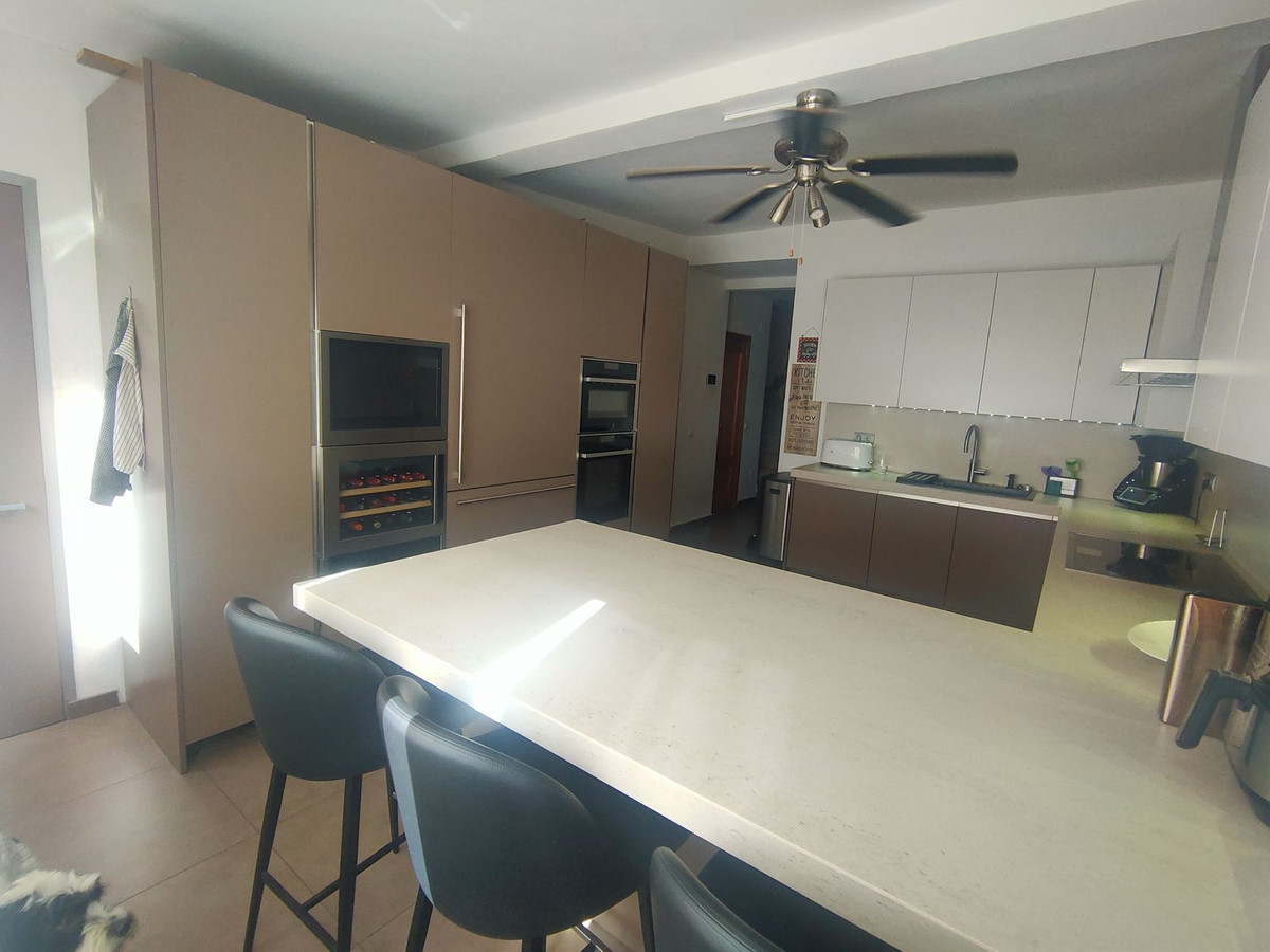 https://cdn.resales-online.com/public/dbr7nhfnz0/properties/7cbf467922f711eea7b50217bc231ef4/w1200/6-241328e1bcc9c0d8ce1222beb6c967a8.jpg?v=1689420065