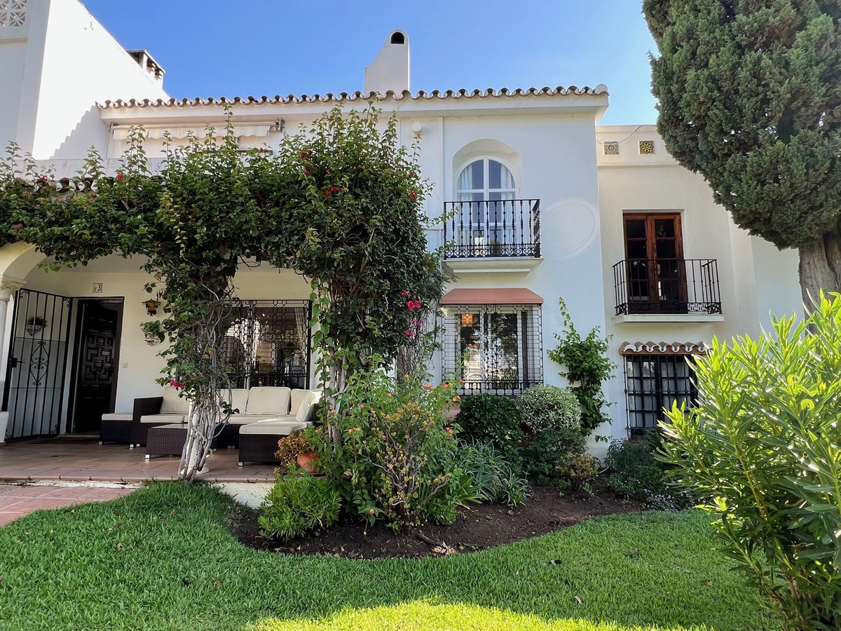 https://cdn.resales-online.com/public/l5qiehb852/properties/95b03a90412d11eea6080217bc231ef4/w1200/1-7980e48d732b6fc85c14b43b94d2aa54.jpg?v=1692743192