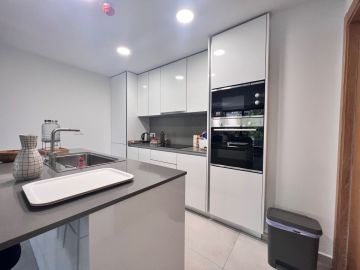 https://cdn.resales-online.com/public/mp8zxt75jy/properties/4da0890b440811eea6080217bc231ef4/w1200/7-aa4cc561180b369757c0bb4af9886cd3.jpg?v=1693055909