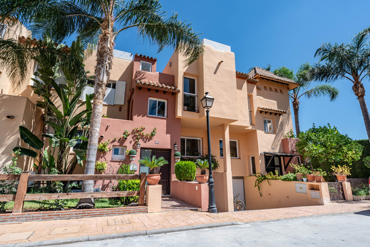 https://cdn.resales-online.com/public/gridac1uli/properties/6d7d1cdf4ba411eea6080217bc231ef4/w1200/1-7980e48d732b6fc85c14b43b94d2aa54.jpg?v=1693891607