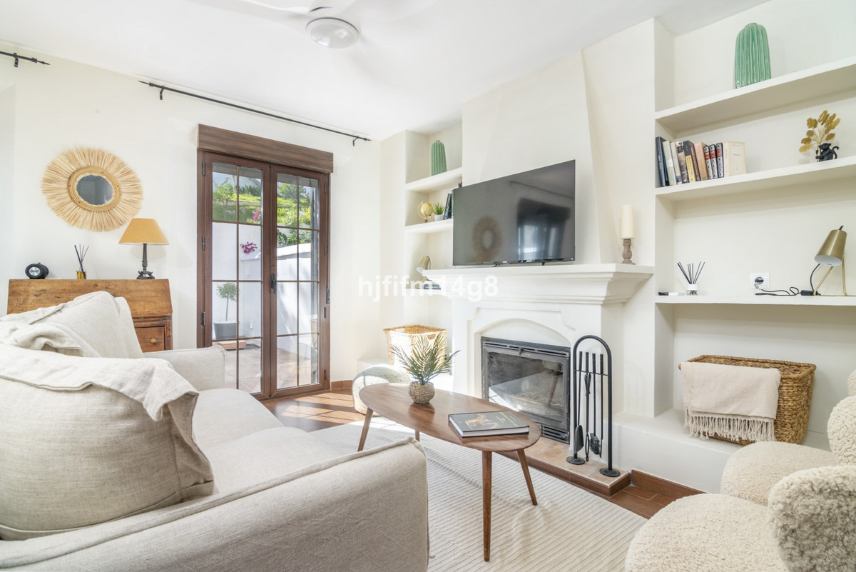 https://cdn.resales-online.com/public/hjfifm14g8/properties/9e0121b04d3611eea6080217bc231ef4/w1200/1-7980e48d732b6fc85c14b43b94d2aa54.jpg?v=1694064346