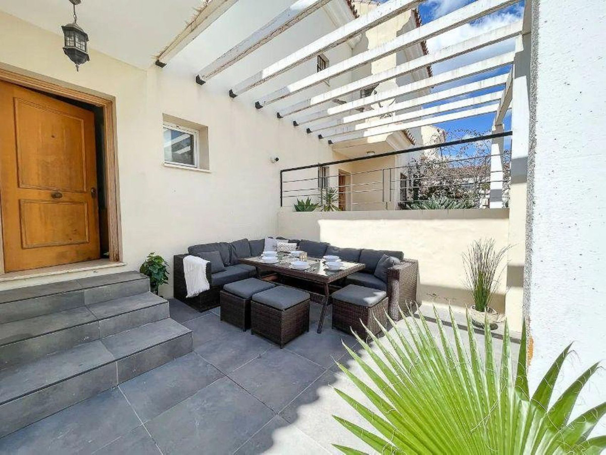 https://cdn.resales-online.com/public/6pcoehzhpl/properties/9eea1a97466411eea6080217bc231ef4/w1200/1-7980e48d732b6fc85c14b43b94d2aa54.jpg?v=1693841571