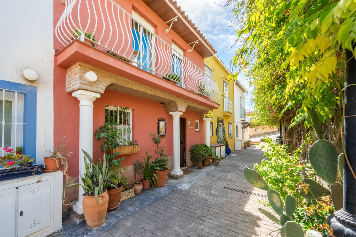 https://cdn.resales-online.com/public/q0k63vfifl/properties/28629040681e11eea6080217bc231ef4/w1200/1-7980e48d732b6fc85c14b43b94d2aa54.jpg?v=1697023177