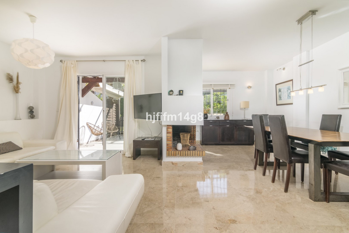 https://cdn.resales-online.com/public/hjfifm14g8/properties/6c7c7ef068b711eea6080217bc231ef4/w1200/1-7980e48d732b6fc85c14b43b94d2aa54.jpg?v=1697088350