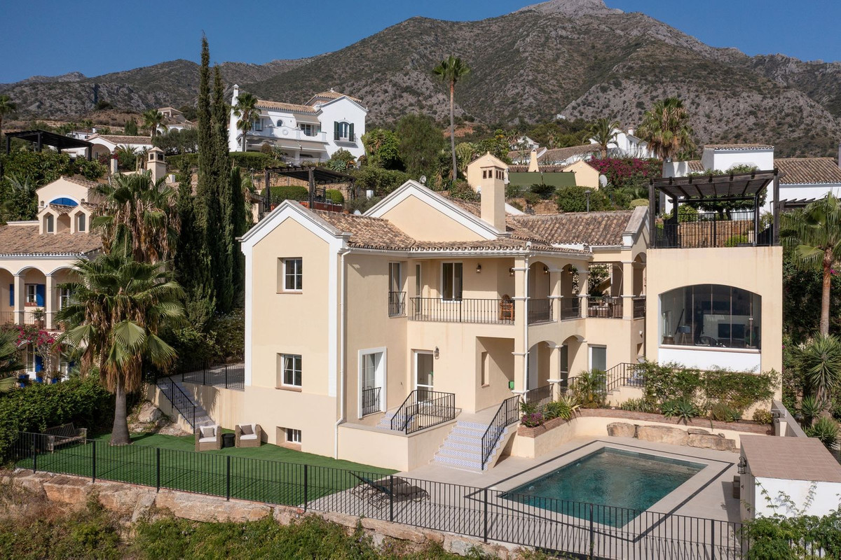 https://cdn.resales-online.com/public/0741nl4ih1/properties/53b4a1f0382311eea7b50217bc231ef4/w1200/1-7980e48d732b6fc85c14b43b94d2aa54.jpg?v=1695140625