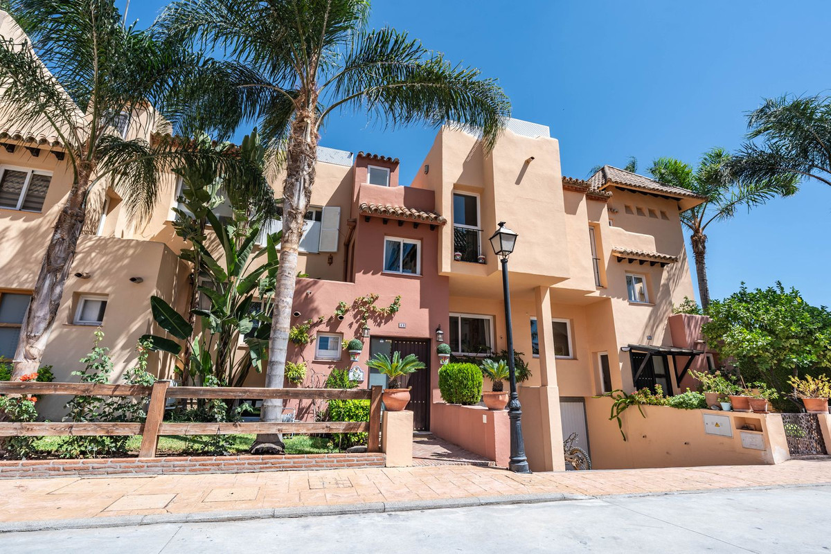 https://cdn.resales-online.com/public/35yfqk0xzd/properties/747596c24cc211eea6080217bc231ef4/w1200/1-7980e48d732b6fc85c14b43b94d2aa54.jpg?v=1694019191