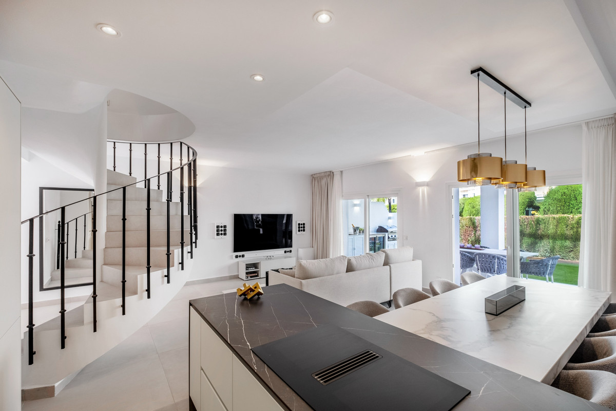 https://cdn.resales-online.com/public/jja1jz8h5h/properties/d58069a07df411ee8fbe0217bc231ef4/w1200/1-7980e48d732b6fc85c14b43b94d2aa54.jpg?v=1699423700