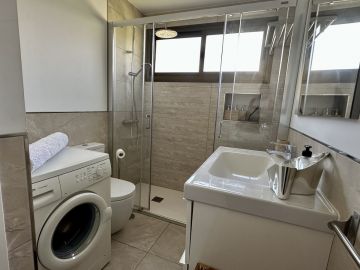 https://cdn.resales-online.com/public/5wiopor8ch/properties/1a0804186aa111eea6080217bc231ef4/w1200/13-5fd73dea700db77384c091ca9818b1a9.jpg?v=1697302457