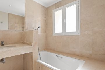 https://cdn.resales-online.com/public/1k5stslnpi/properties/370d130385d311eeb0180217bc231ef4/w1200/8-e64a9055bba3e77ac8aca3b893cdf826.jpg?v=1700288870