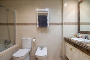 https://cdn.resales-online.com/public/v8b00unuc7/properties/d5b74dcc849111eeb0180217bc231ef4/w1200/34-2e8657844e540eba0189d71f472ffca9.jpg?v=1700300968