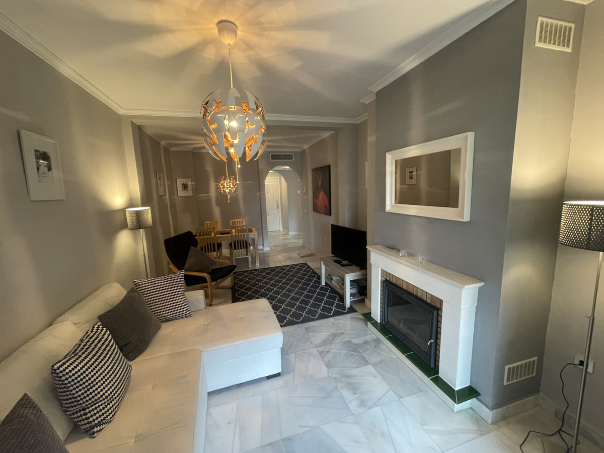 https://cdn.resales-online.com/public/5em70cvk9j/properties/e32a937e83ac11eeb0180217bc231ef4/w1200/2-5bd7b9d04b45e33852eaf0ec6670150d.jpg?v=1700052506