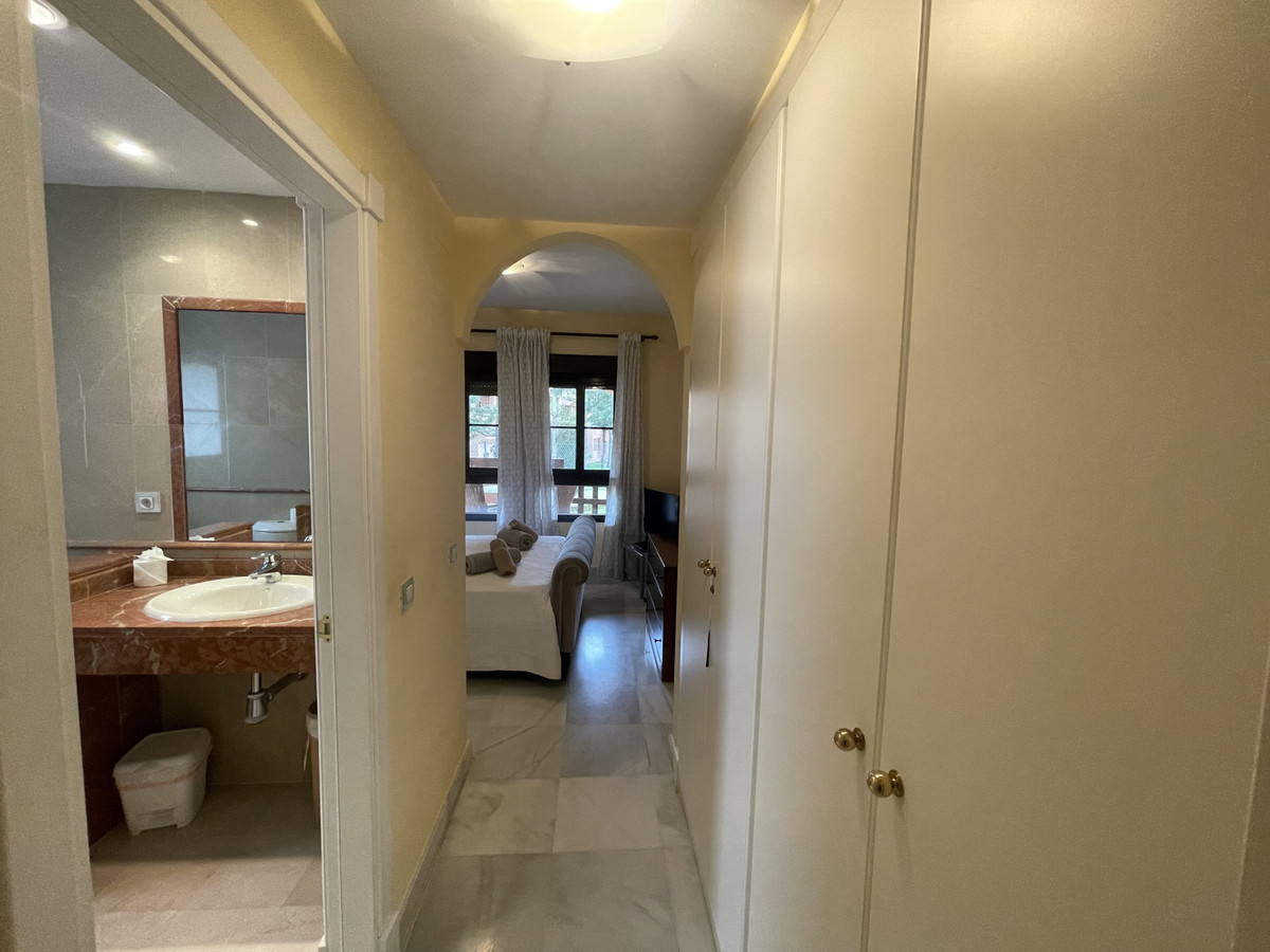 https://cdn.resales-online.com/public/5em70cvk9j/properties/e32a937e83ac11eeb0180217bc231ef4/w1200/11-20939a0134ad724a8cb2a801094d15a4.jpg?v=1700052506