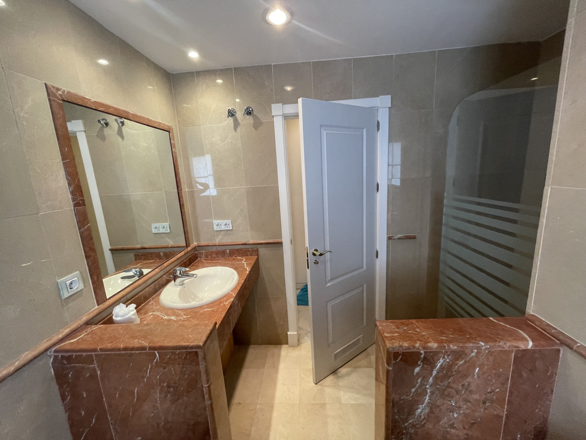 https://cdn.resales-online.com/public/5em70cvk9j/properties/e32a937e83ac11eeb0180217bc231ef4/w1200/13-5fd73dea700db77384c091ca9818b1a9.jpg?v=1700052506