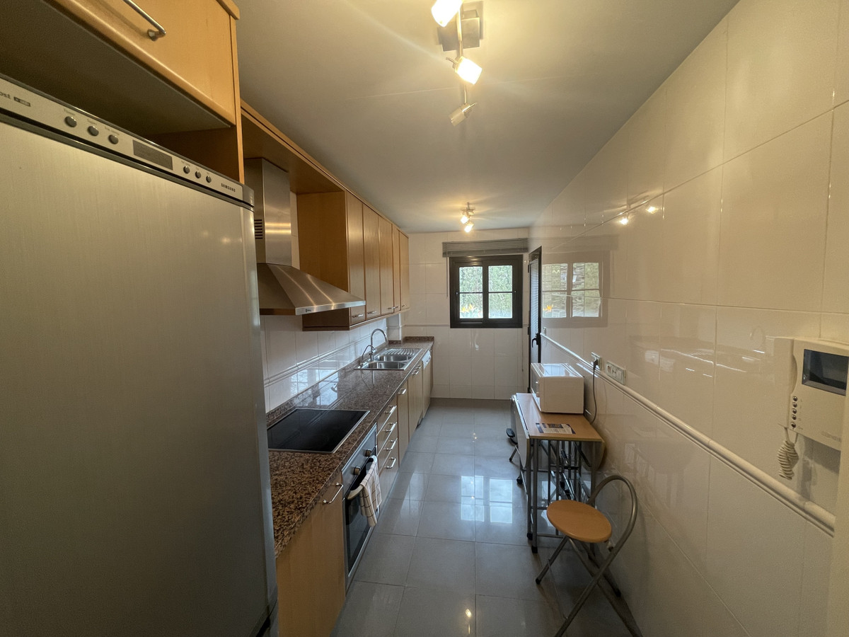 https://cdn.resales-online.com/public/5em70cvk9j/properties/e32a937e83ac11eeb0180217bc231ef4/w1200/17-dd5fcd4f0eb487dfa3803f7e20814c0e.jpg?v=1700052506