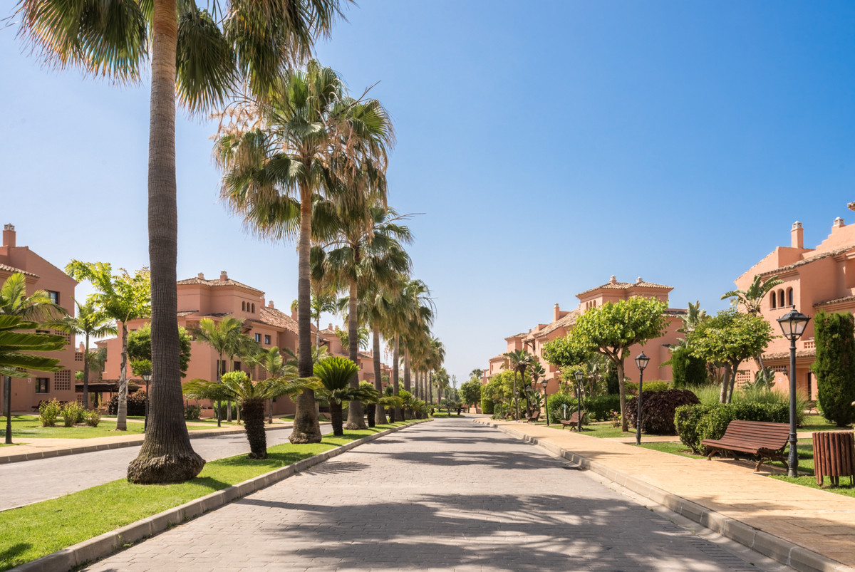https://cdn.resales-online.com/public/5em70cvk9j/properties/e32a937e83ac11eeb0180217bc231ef4/w1200/22-bcf8e6250e0bab365f900a8ac31ac040.jpg?v=1700052506