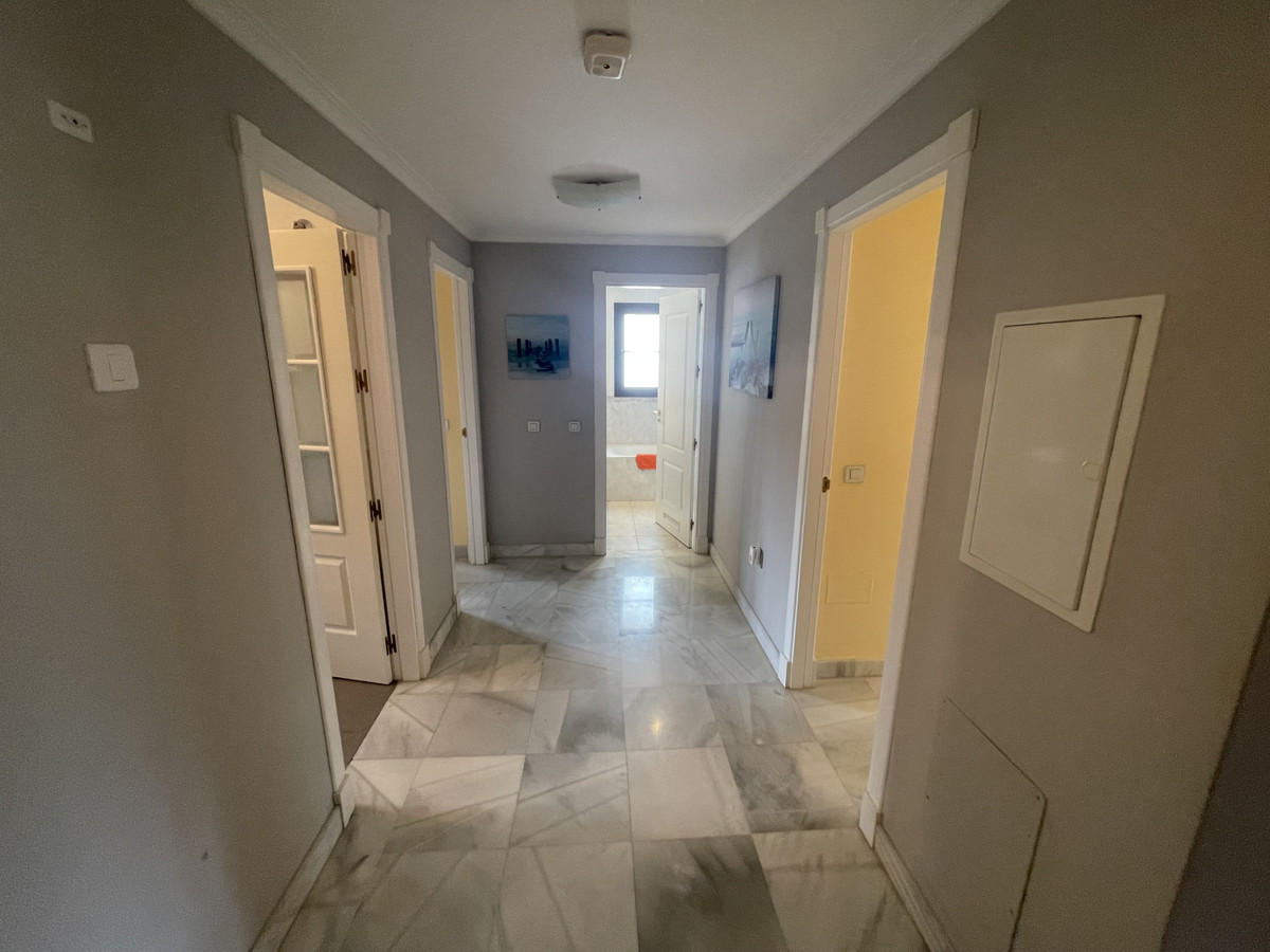 https://cdn.resales-online.com/public/5em70cvk9j/properties/e32a937e83ac11eeb0180217bc231ef4/w1200/8-e64a9055bba3e77ac8aca3b893cdf826.jpg?v=1700052506