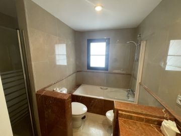 https://cdn.resales-online.com/public/5em70cvk9j/properties/e32a937e83ac11eeb0180217bc231ef4/w1200/12-53013098fcab6c38b1379cd33298e050.jpg?v=1700052506