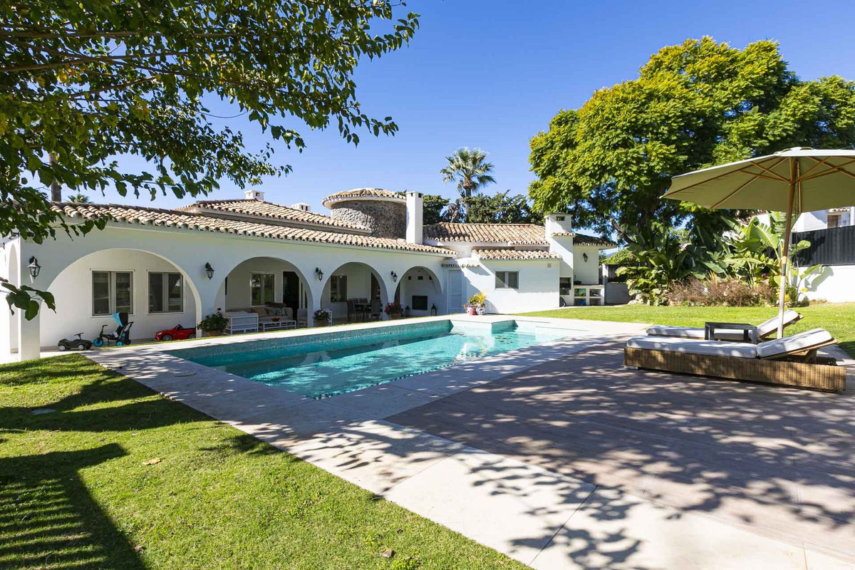 https://cdn.resales-online.com/public/vfg5a1ae82/properties/4a4d076c887211eeb0180217bc231ef4/w1200/1-7980e48d732b6fc85c14b43b94d2aa54.jpg?v=1700578042