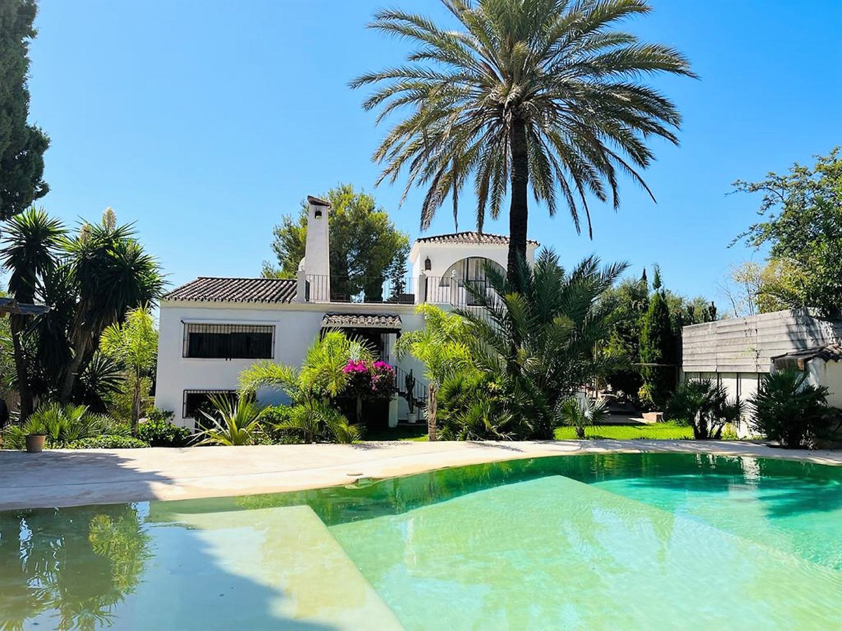 https://cdn.resales-online.com/public/3rstsls7i9/properties/e8aa88b289f411eeb0180217bc231ef4/w1200/1-7980e48d732b6fc85c14b43b94d2aa54.jpg?v=1700743146