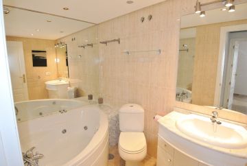 https://cdn.resales-online.com/public/89kcvpt69u/properties/qewenoazuxswess/w1200/13-5fd73dea700db77384c091ca9818b1a9.jpg?v=1693327223